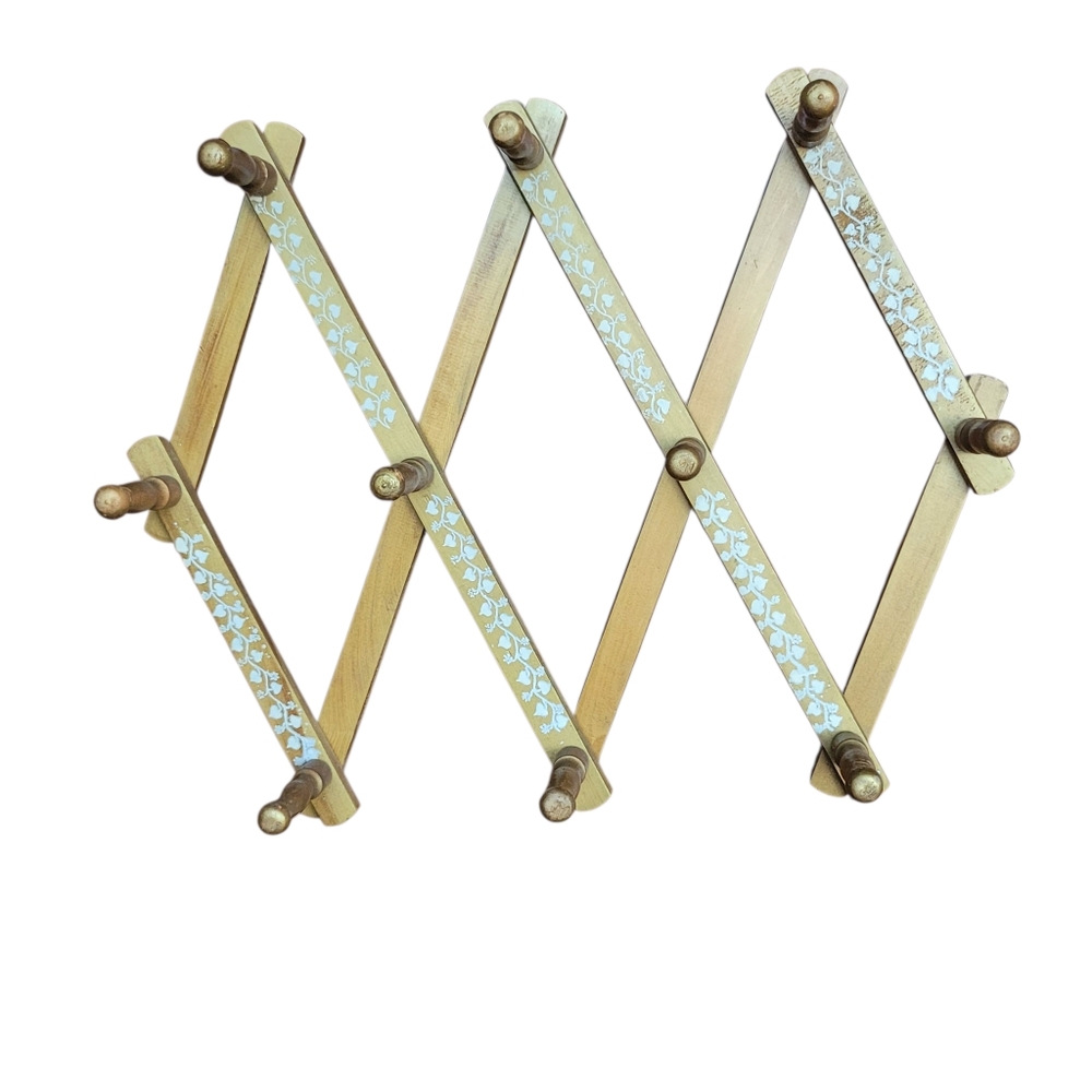Wooden Wall Peg Rack For Cups gold With Ivy